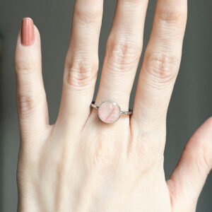 pierścionek z jasnoróżowym płatkiem goździka