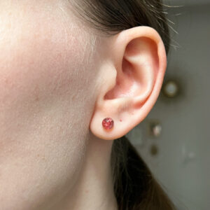 sztyfty z płatkami w kolorze ciepłego, głębokiego różu