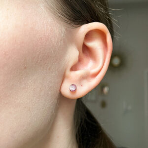 sztyfty z fioletowo-białymi płatkami