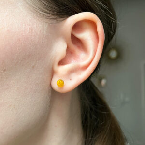 sztyfty z żółtymi płatkami kwiatów