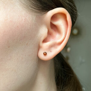 sztyfty z płatkami kwiatów w ciepłej czerwieni