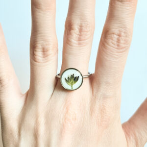 pierścionek - zielony krzaczek na białym tle