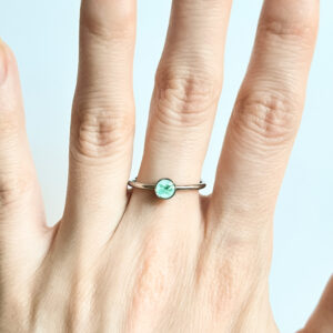 pierścionek - miętowo-morski kwiatek na białym tle