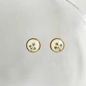 sztyfty - bukiety gipsówek na jasnym tle