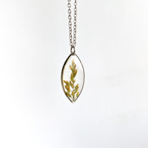 naszyjnik w kształcie oka z naszą polską trawą