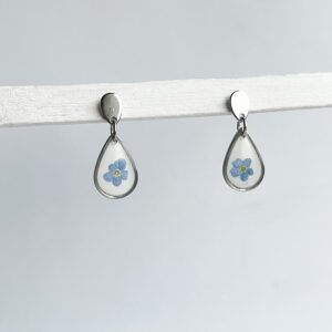 kolczyki - niezapominajki na białym tle