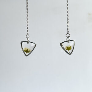 kolczyki - trójkąty z białym kwiatkiem na długim łańcuszku