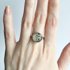 pierścionek - marchewka na metalicznym tle