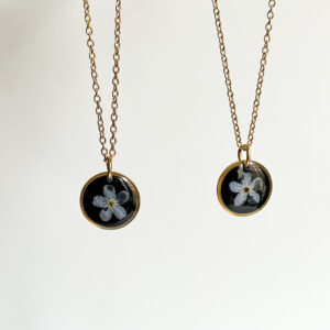 Naszyjnik czarne koło z niezapominajką (złote, większe)