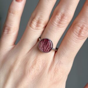 pierścionek z fioletowym, wzorzystym płatkiem