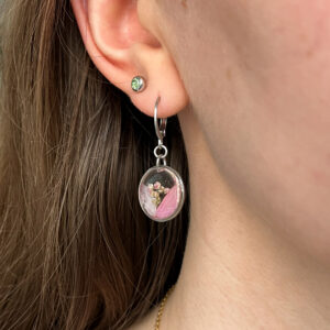 kolczyki z różowymi płatkami i roślinami