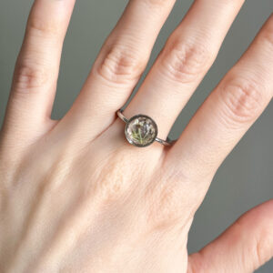 pierścionek trójwymiarowy z białymi kwiatkami na jasnoróżowym tle