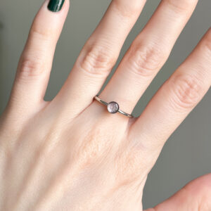 pierścionek - małe oczko z bladoróżowym płatkiem