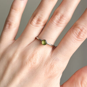 pierścionek - małe oczko z zielonym liściem