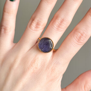 pierścionek - niebieski płatek z widoczną strukturą (duży)