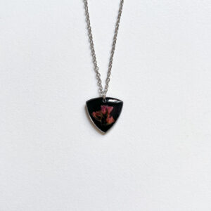 naszyjnik trójkątny z czerwono-różowymi kwiatami