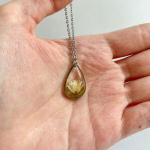 naszyjnik - łezka z białym kwiatem i zielonymi listkami