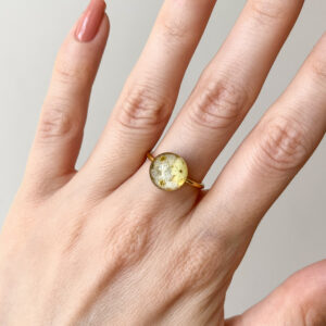 pierścionek-sygnet z jasnymi kwiatkami