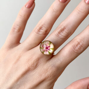 pierścionek-sygnet -  różowy kwiat pod lupą