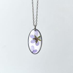 naszyjnik - fioletowe kwiaty na białym tle