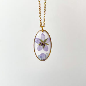 naszyjnik - biały owal z fioletowymi kwiatami