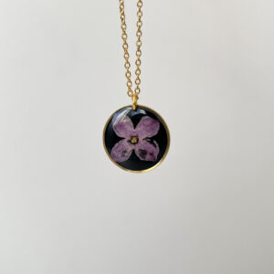 naszyjnik - fioletowy bez na czarnym tle