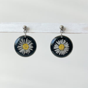 kolczyki - białe stokrotki na czarnym tle