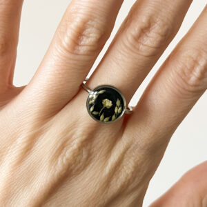 pierścionek - jasna łąka na czarnym tle