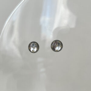 Sztyfty - srebrna tarcza z białymi kwiatkami