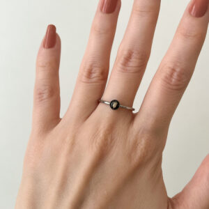 pierścionek - jasne nasionko na czarnym tle