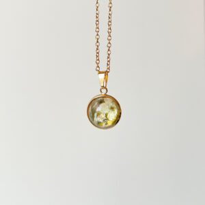 naszyjnik - medalion z jasnymi kwiatami (większy)