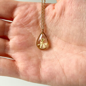 naszyjnik - maleńka łezka z białym kwiatem