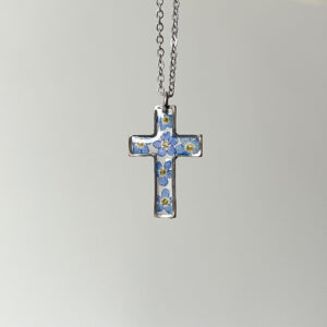 naszyjnik - krzyżyk z niezapominajkami