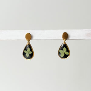 kolczyki - drobne, czarne łezki z zielonymi kwiatkami