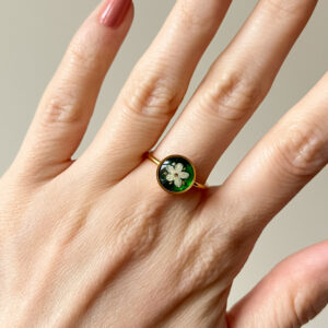 pierścionek - pojedynczy, jasny kwiatek na zielonym tle 2