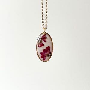 naszyjnik - fioletowe kwiaty na białym tle