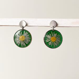 kolczyki - całe stokrotki na zielonym tle