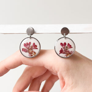 kolczyki - fioletowe kwiaty na białym tle