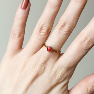 pierścionek - czerwony płatek w małym oczku