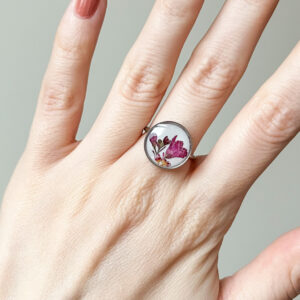 pierścionek - fioletowe kwiaty na białym tle