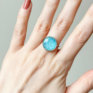 pierścionek z błękitnym płatkiem goździka