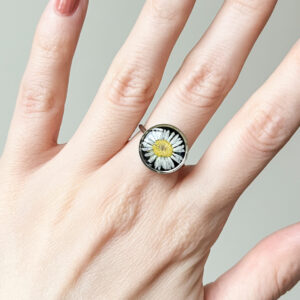 pierścionek - stokrotka na czarnym tle