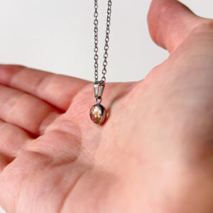 naszyjnik - maleństwo z białym kwiatkiem i odrobiną różu