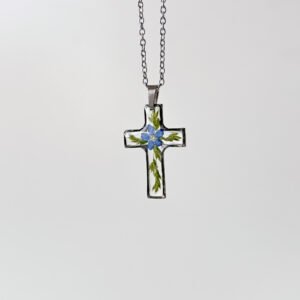 naszyjnik-krzyżyk z niezapominajką i zielenią