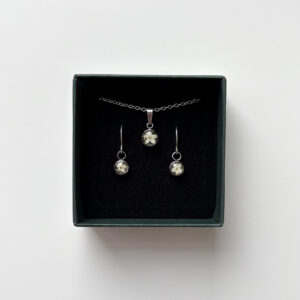 zestaw delikatny z białymi kwiatkami