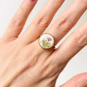 pierścionek - łąka na białym tle