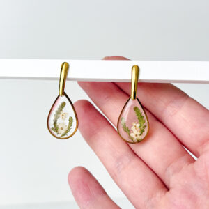 kolczyki - łezki z zielonymi gałązkami i białymi kwiatami