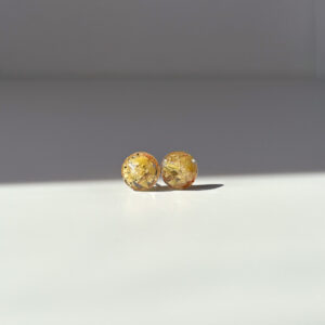 sztyfty kryształki z żółto-kremowymi płatkami