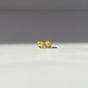 sztyfty z jasnymi drobinkami