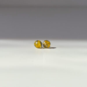 sztyfty-kryształki z żółtymi płatkami